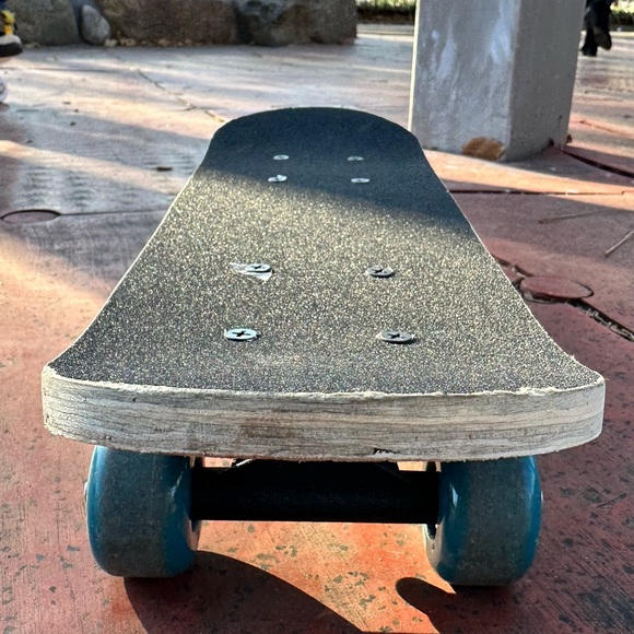 A skateboard.Perfect for 6-8 years old boys and girls. Not heavy, easy to carry. - Picture 4 of 6